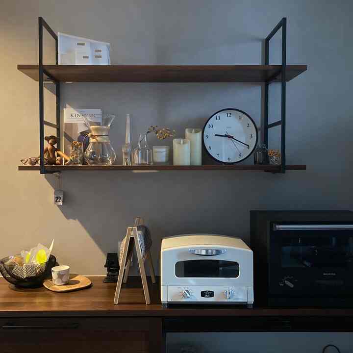 木目調と白を基調としたキッチン、オブジェと小型家電が配された雰囲気のあるインテリア