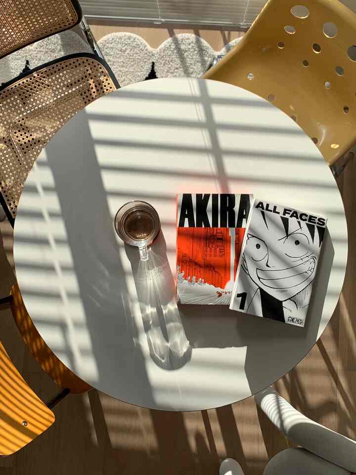 なんか漫画とか本とかあるとお家可愛く見えるよね🏠💛気のせい？笑

#インテリア #二人のインテリア #本 #椅子おすすめ #椅子
