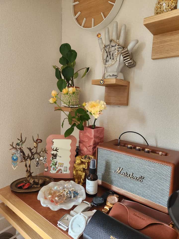 木目調と茶色の棚とテーブルに植物や装飾オブジェが配置された雰囲気のあるインテリア