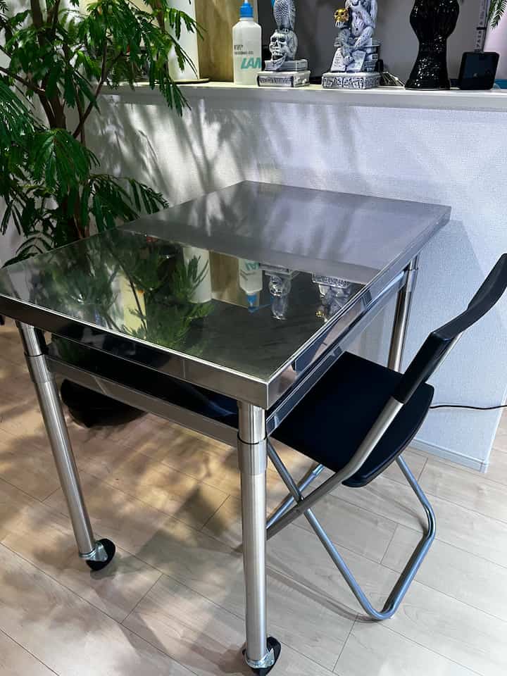 新しいステンレステーブルが届きました。植物に囲まれて食事をする生活が始まります🍃可動式なので、プロジェクターを置いて投影することもできるように。

#IKEA
#ステンレステーブル