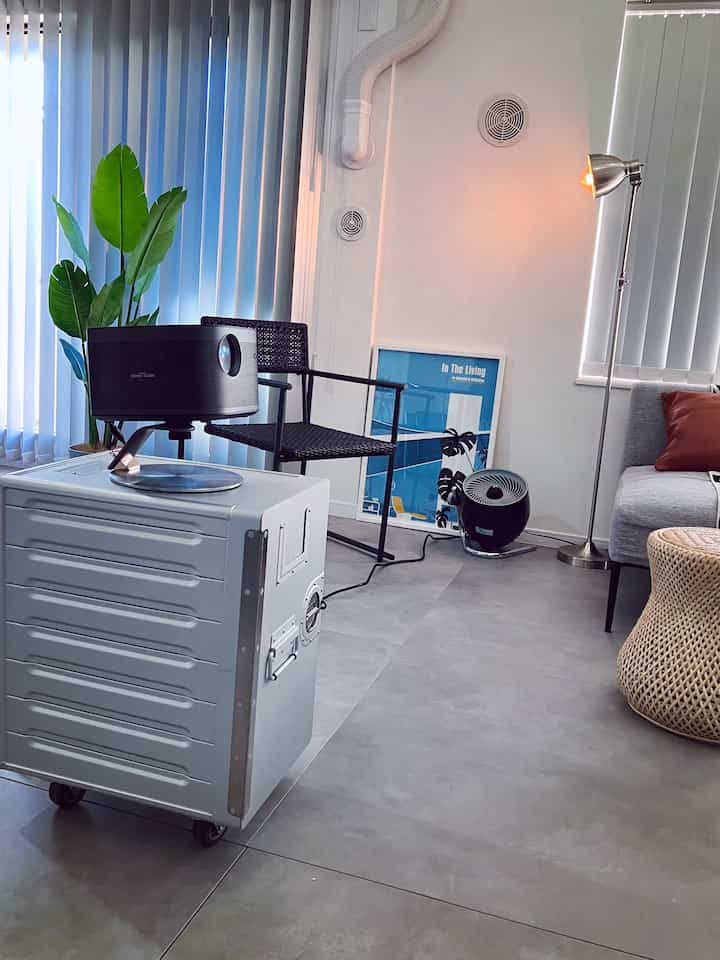 プロジェクター下のギャレーボックスは、
キャスターを取り付けてます‼️
どこでも楽々移動ができて、コード類はギャレーボックス内に保管できるので、プロジェクター置き兼収納として良い感じです♪
アルミ製で無骨な感じも気に入ってます☺️

#リビングルームのインテリア #プロジェクター #グレーインテリア #アルミ #スツール 