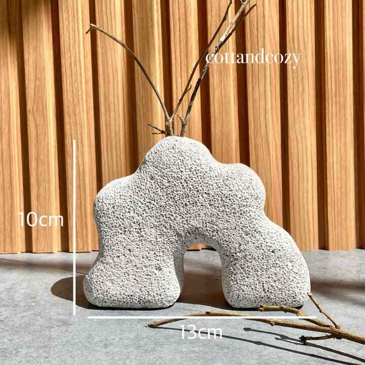 Vas Bunga Aesthetic, Flo