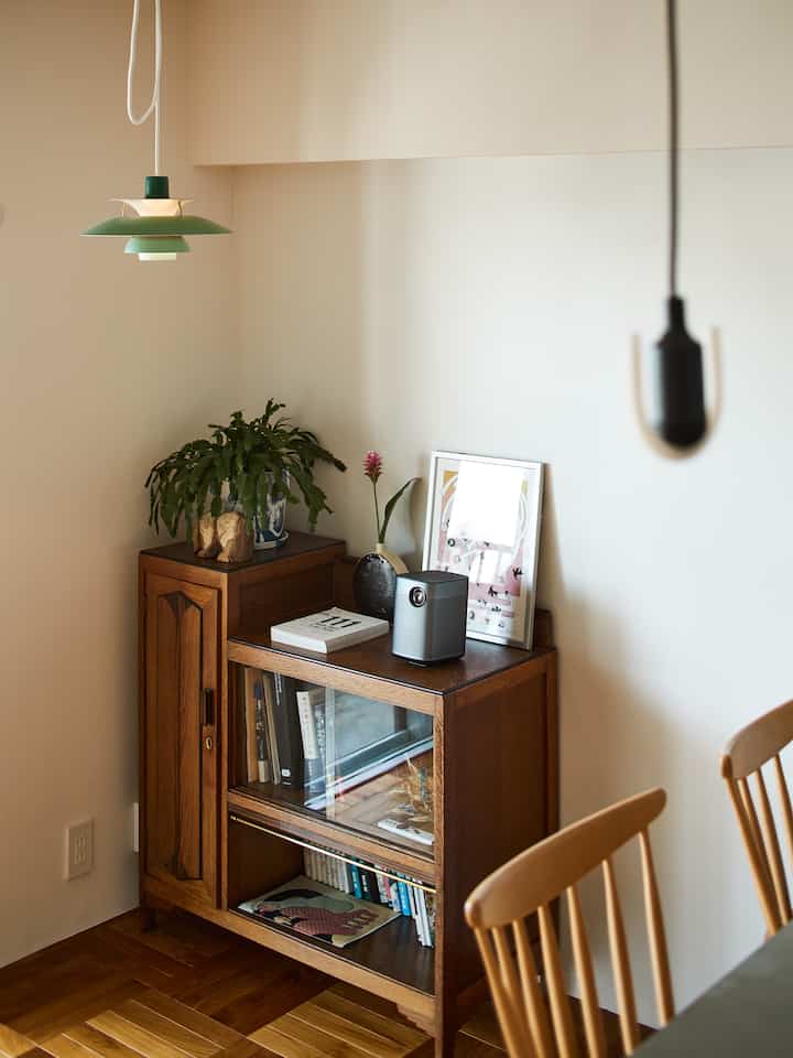 リビングの隅っこの本棚兼飾り棚。好きな本や、お気に入りのアートや、愛しい植物達を。
#本棚 
#花のインテリア 
#アートポスター 