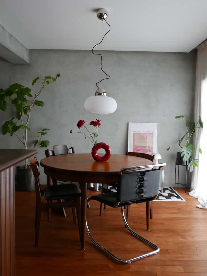 はじめまして、sato homeです👋
中古マンションをリノベして家族3人(夫/私/1歳の息子) で暮らしています。midcenturymodern な雰囲気のインテリアが好きで、新品・ヴィンテージ問わずコツコツと集めています🟡🔴🔵

普段はInstagramに出没率高めですが、これからO houseも楽しんで投稿してゆきます〜！
みなさま、よろしくお願いします✔︎


2LDK｜73m²｜Living in Kanagawa


.
#dejsa #knoll #myknoll #mrchair #miesvanderrohe #pendantlight #markrothko #vintageinterior #midcenturymodern #midcenturyfurniture  #diningroom #gplanfurniture #gplanvintage #mylvngrm
.
.
.