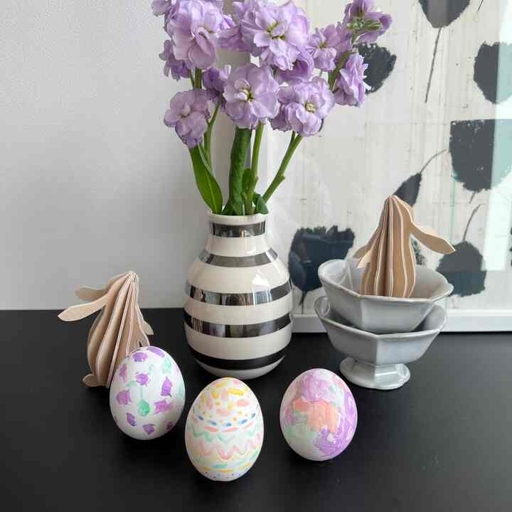 パステル調の玄関、花瓶とイースター飾りが配された雰囲気のある空間