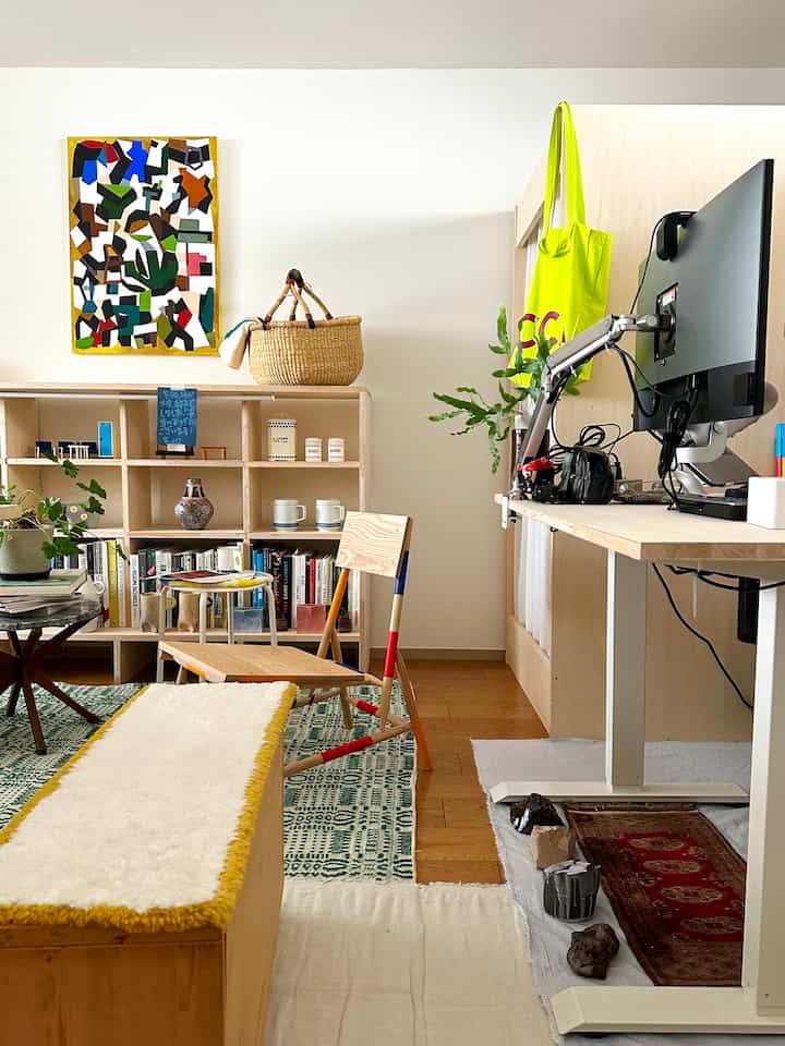 Ada juga palet warna di kamar 🙋‍♂️

Dulu saya berpikir saya tidak pandai dalam desain interior, tapi begitu saya mulai berpikir dari perspektif dua dimensi seperti yang saya lakukan saat mendesain, saya mulai menikmatinya🥸

Lebih mudah untuk melihat keseimbangan warna saat Anda mengambil foto, sehingga Anda dapat memahaminya dengan otak belakang  #myroom #interiordesign #studioapartment #smallapartment #tinyapartment #postmodern #apartmentinterior #donaldjudd #インテリア #ひとり暮らし部屋 #ひとり暮らしインテリア #インテリアコーディネート #インテリア男子 #お部屋紹介 #お部屋作り #インテリアコーデ #インテリアデザイン { 17# Interior ruang tamu} #ビンテージラグ #diy家具 #現代陶芸