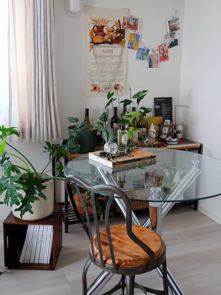 ダイニングテーブルはとっても迷った結果、ガラステーブルにした🧊

ウッドテイストのものが多いから、ガラスが入ると抜け感が出て全体が引き締まるかなーと思って。

#ダイニングテーブル #ガラステーブル #ダイニングルーム #リビングルーム #トロイボックス #ACMEfurniture #diptyque #ダイニングスペース  #観葉植物 #観葉植物のある暮らし #インテリアグリーン 