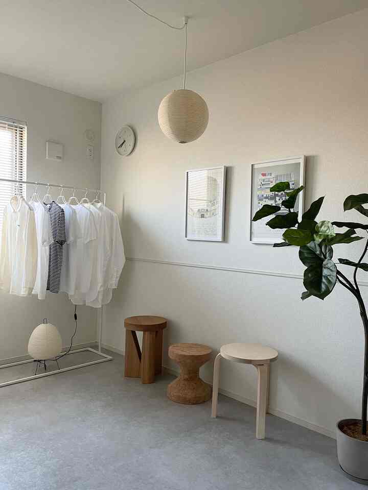 Simple and natural living room with white walls and wood tone stools arranged neatly