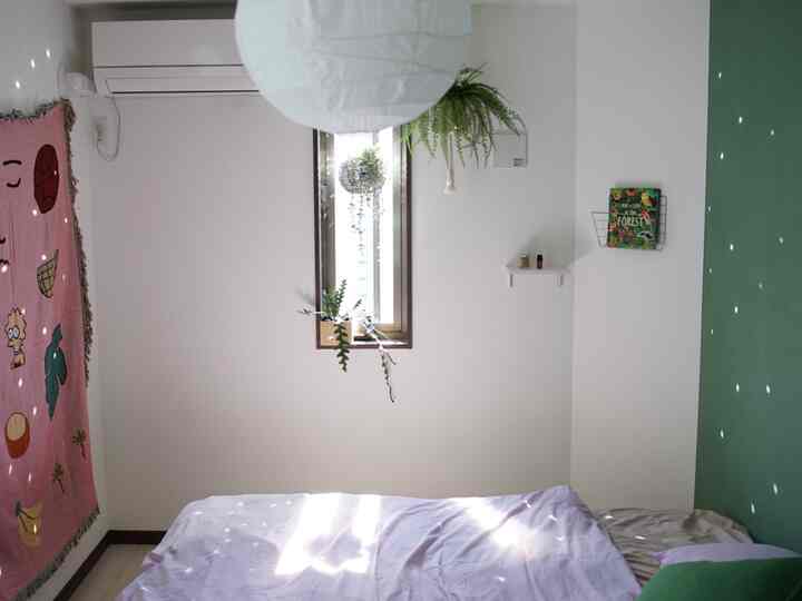 プチプラでどんどん快適に過ごせるように
整えていってます🛏️🩵

DAISOのワイヤーネットをググッとまげて
マガジンラックにしました
とってもいいかんじ🙆‍♀️

#プチプラインテリア #ベッドルーム #ベッドルームインテリア  #ベッドルームコーディネート　 #寝室