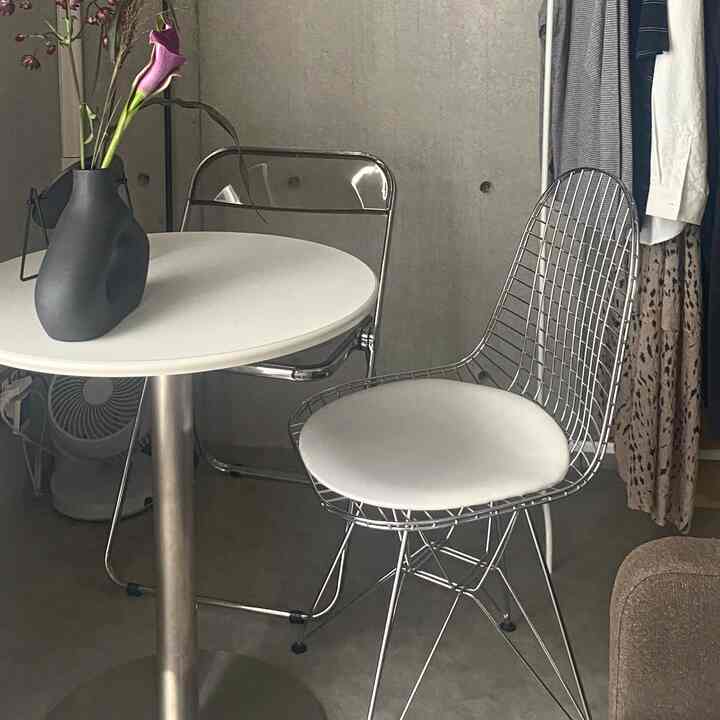 シルバーと白のモダンな狭い部屋のダイニングテーブルと椅子が配置された清潔感のあるインテリア