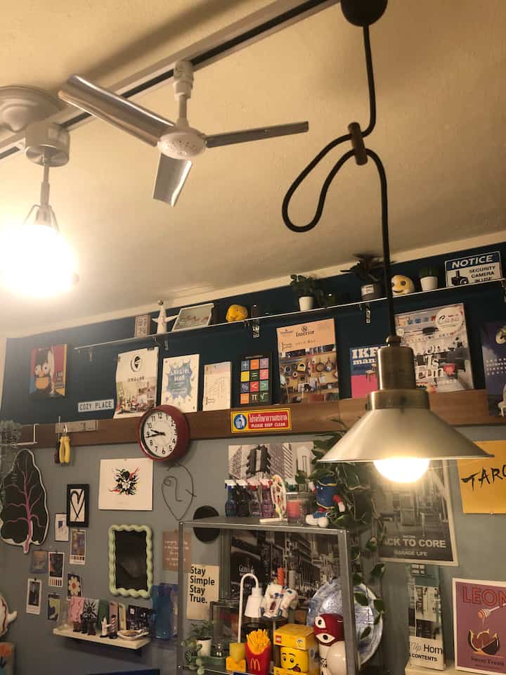 
8/25

天井周りはシルバーで統一しています。

部屋の中がいろんな色で溢れているので
照明部分は統一感を持って。

#団地暮らし #インテリア #照明インテリア 