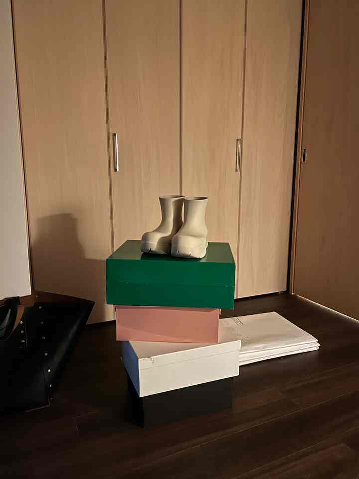 茶色のトーンが特徴の狭い玄関、靴箱とベージュの引き戸が配置された落ち着いた雰囲気のインテリア