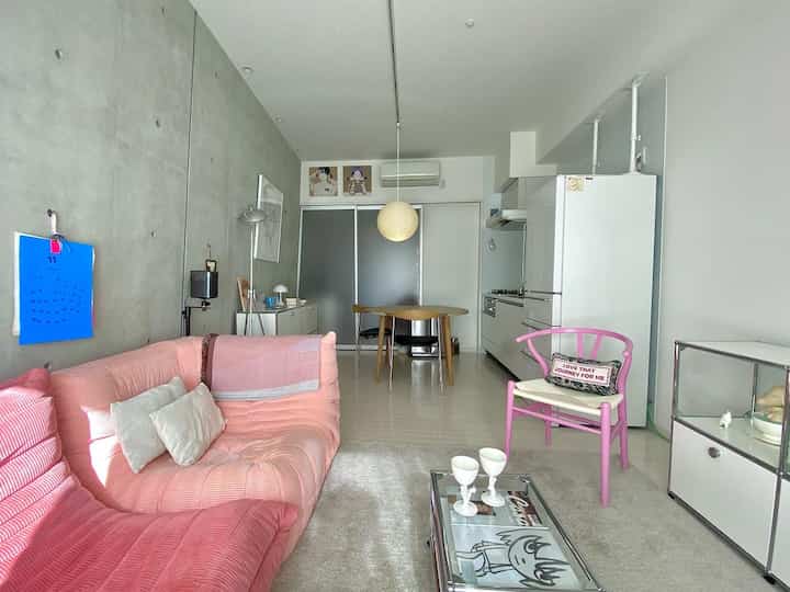 部屋の全体はこんな感じ


#ソファ #丸型テーブル #サイドボード #usmハラー #無印良品 #冷蔵庫 #リーンロゼ #イサムノグチ #ペンダント照明 