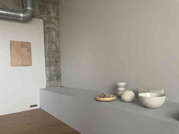 グレーな空間に白がとても心地よい。
白にもたくさんの白があって、
無彩色が織りなすグラデーションはとても美しいのです。

#ギャラリー #オブジェ #リビング
#暮らしをたのしむ #余白
#林志保 #郡司製陶所 #盛永省司