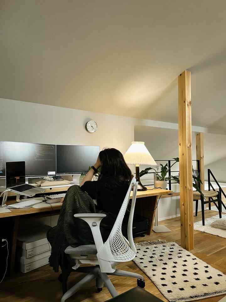 白とナチュラルカラーのホームオフィスワークスペース、机とオフィスチェアが配置された実用的な在宅勤務のインテリア