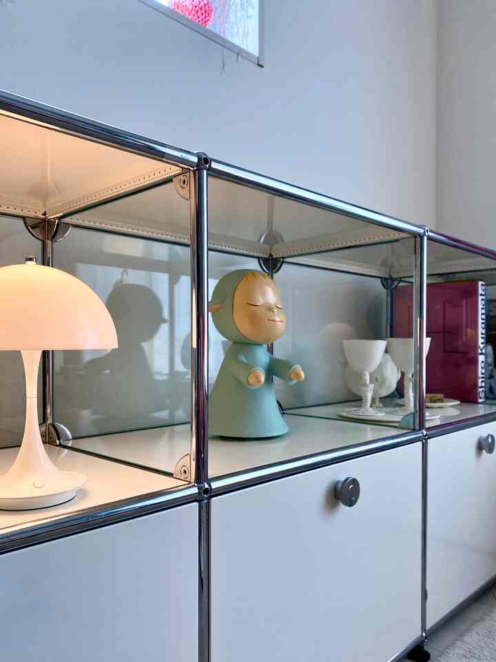 #奈良美智 さんの #リトルワンダラー　可愛すぎる❣️

#usmハラー #アート #ルイスポールセン #照明 #照明インテリア #テレビなしのリビングルーム #テレビボード #キャビネット #サイドボード #キャビネット #ホワイトインテリア #インテリア小物 #海外インテリア 