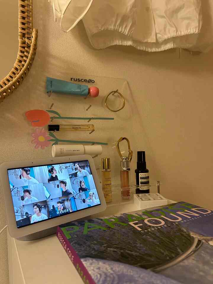 ベージュとホワイトの色調の化粧台スペース、デスク上に美容製品と電子機器が配置された雰囲気のあるインテリア