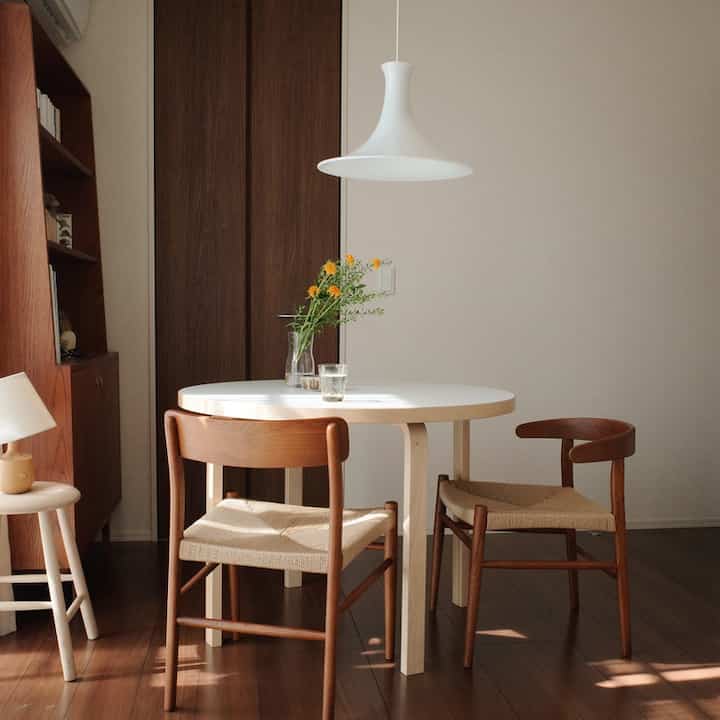 お花を置くだけで、雰囲気がパッと明るくなりました🌼

#ikea #一人暮らし #ダイニングテーブル #ダイニングルーム 