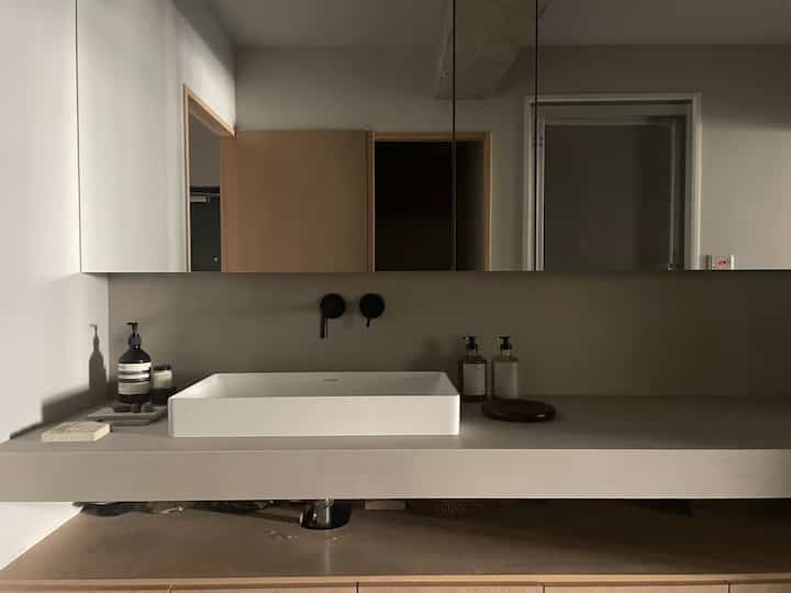 素材にこだわった造作の洗面台。
無機質な素材に好きなパーツを合わせて◎
ハンドソープやハンドローションにも拘って。
気分によって変えられるよう2種類を常備しています。

#造作洗面台 #バスルーム #水栓
#ハンドソープ #ハンドローション
#無機質 #グレイッシュ #DURAVID #Aesop
#FRAMA