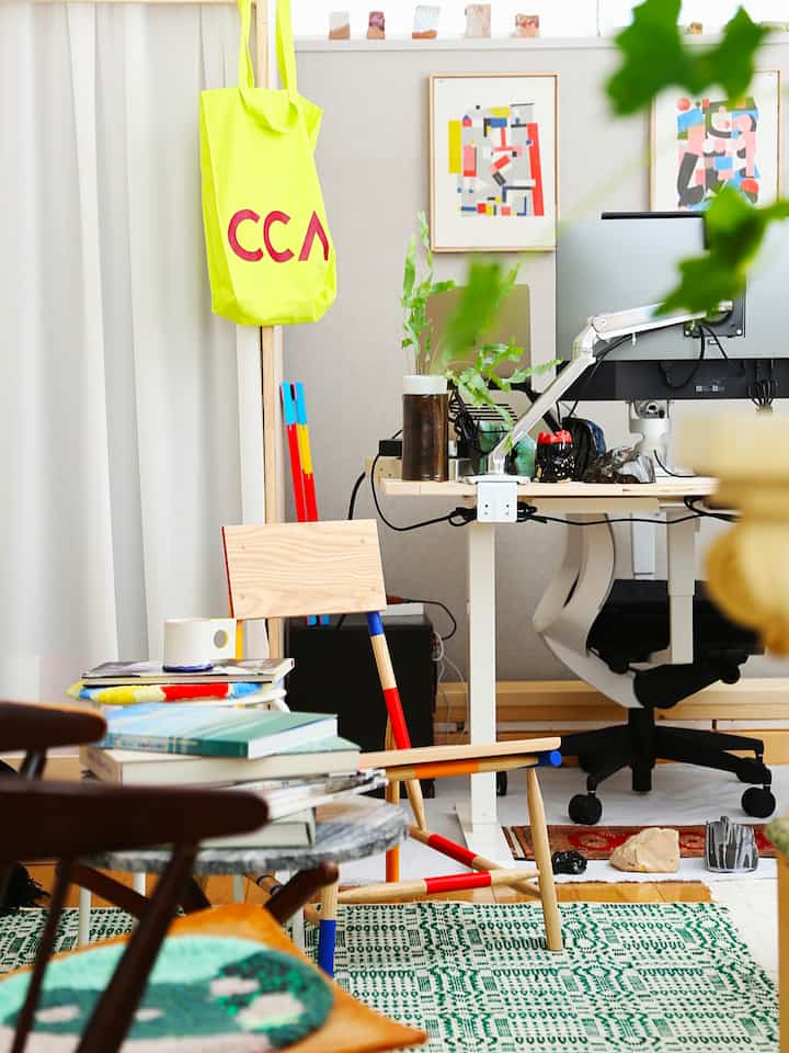 Saya suka apartemen di luar negeri 🙋‍♂️

Saya selalu bertanya-tanya mengapa semua wallpaper di kamar sewa Jepang sama? Salib yang penyok saat ditekan dengan kuku terasa hambar🥸

Baru-baru ini, terdapat peningkatan jumlah properti desainer beton, namun saya ingin properti tersebut memiliki lebih banyak individualitas. Saya baik-baik saja dengan kain yang penyok, tapi bisakah Anda melepasnya atau mengecatnya  #myroom #interiordesign #studioapartment #smallapartment #tinyapartment #postmodern #apartmentinterior #donaldjudd #nevertoosmall #インテリア #海外インテリア #ひとり暮らしインテリア #インテリアコーディネート #インテリア男子 #お部屋紹介 #お部屋作り #インテリアコーデ #インテリアデザイン #リビングインテリア #ビンテージラグ #diy家具 #本棚 #ローチェア #ポストモダン #現代陶芸 #デザイン雑貨 { 26# Hidup dengan seni}