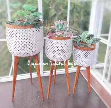 Pot Anyaman Bambu dengan standing - Putih