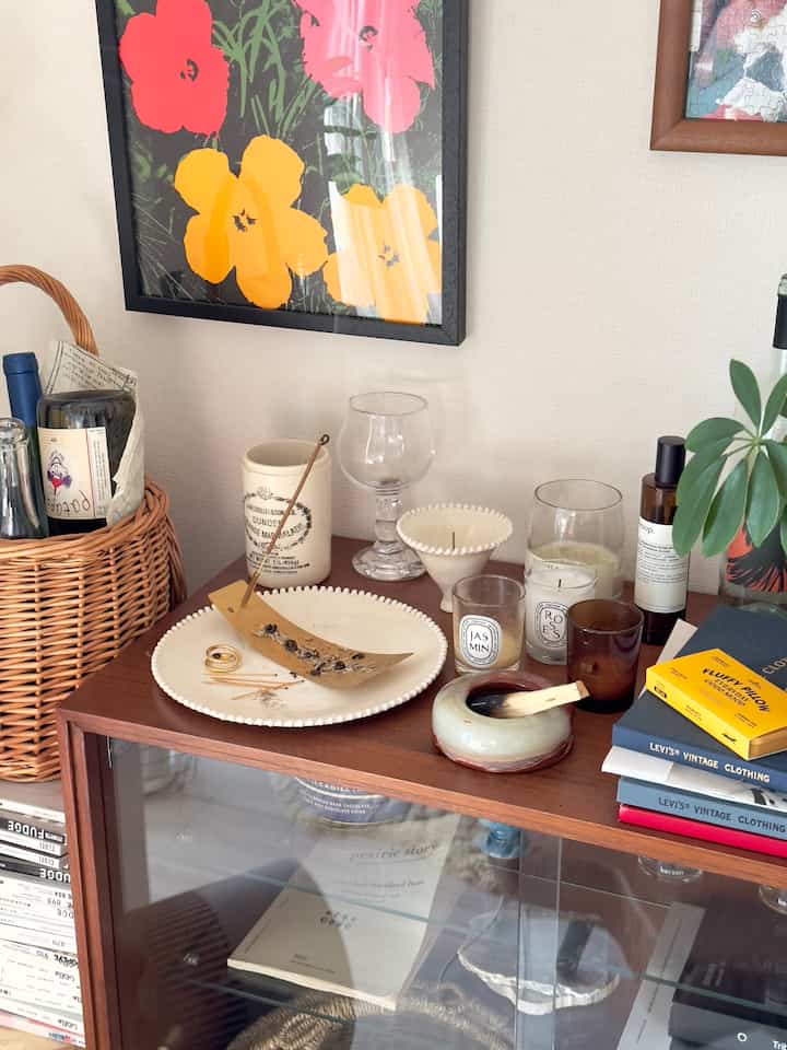 クラフト感があるものが好きみたい🤍

#インセンスホルダー #お香 #お香立て #apoteche #キャンドル #diptyque #器 #ディプティック #香りもの #キャビネット 