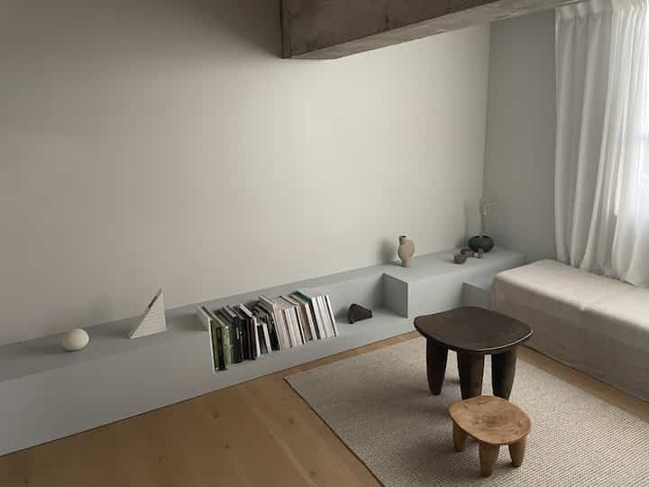 The living room has a built-in bench,
A space where you can relax.
Sometimes objects and books are lined up like a gallery.
Add some primitive items to the inorganic space to create balance.

#livingroom #gallery #作家 #花器 #ギャラリー
#Furnishing bench #造作ソファ #本棚
#Vintage Furniture #陶器 #セルフォ族 #アフリカンスツール #林志保 #birbira #101Copenhagen
