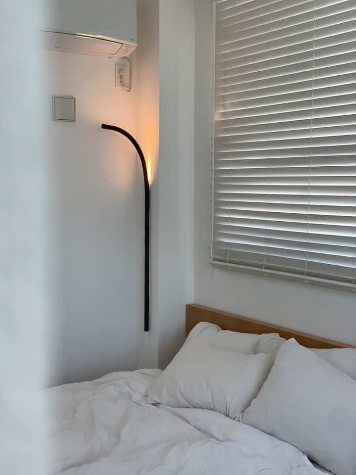 Sederhana adalah kamar tidur terbaik berdasarkan warna putih 🛏️! Lampu dinding IKEA lucu dengan warna aksen!
#Penataan Kamar Tidur
#bagian dalam tempat tidur
#ikea pencahayaan