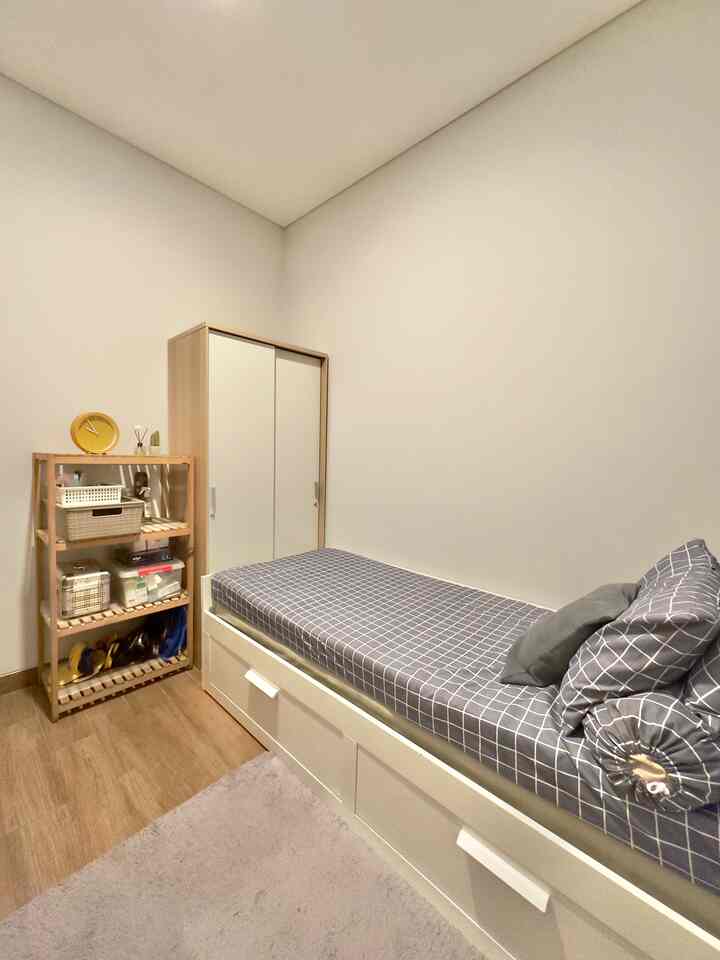 Kamar Anak Sederhana 

Kamar anak yang masih apa adanya, karena ini adalah kamar anak kedua yang usianya masih balita namun belum dipakai untuk tidur setiap hari karena masih tidur bersama orang tua. 

Ruangan kamar anak-anak dirumah kami memang cukup mungil, hanya 2,5 meter x 2,8 meter. Kami siasati dengan menggunakan tempat tidur ukuran 90x200 dan lemari dengan pintu sliding supaya cukup dan masih terlihat lapang.

#kamaranaklaki-laki 
#kamaranak-anak 
#kamarbermain 
#rumahdengananak-anak 
#rumahmungil
#rumahcluster
#rumahsederhana
#modernindustrial
#72m2
#Depok
#homeinspiration
