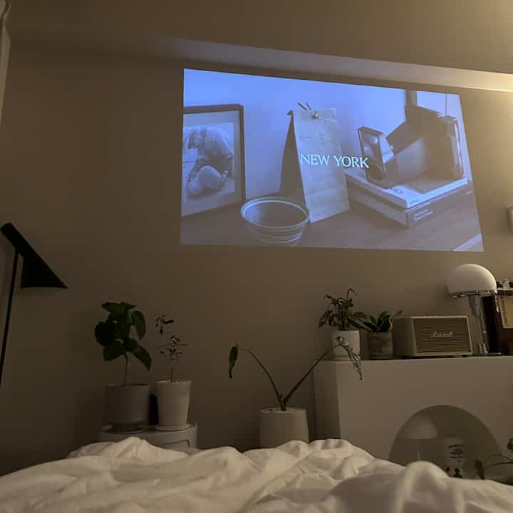 ベッドで寝転がった時の景色です📽️
プロジェクターの投影場所をソファとベッド
どちらでも見える位置に変えました👀✨

#プロジェクター  #マントルピース