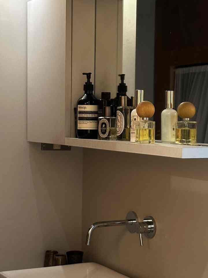 洗面台。
壁付け水栓にして掃除が楽で本当よかった♡
棚にお気に入りのスキンケアや香水を並べる🌸
#壁付水栓 #Baum