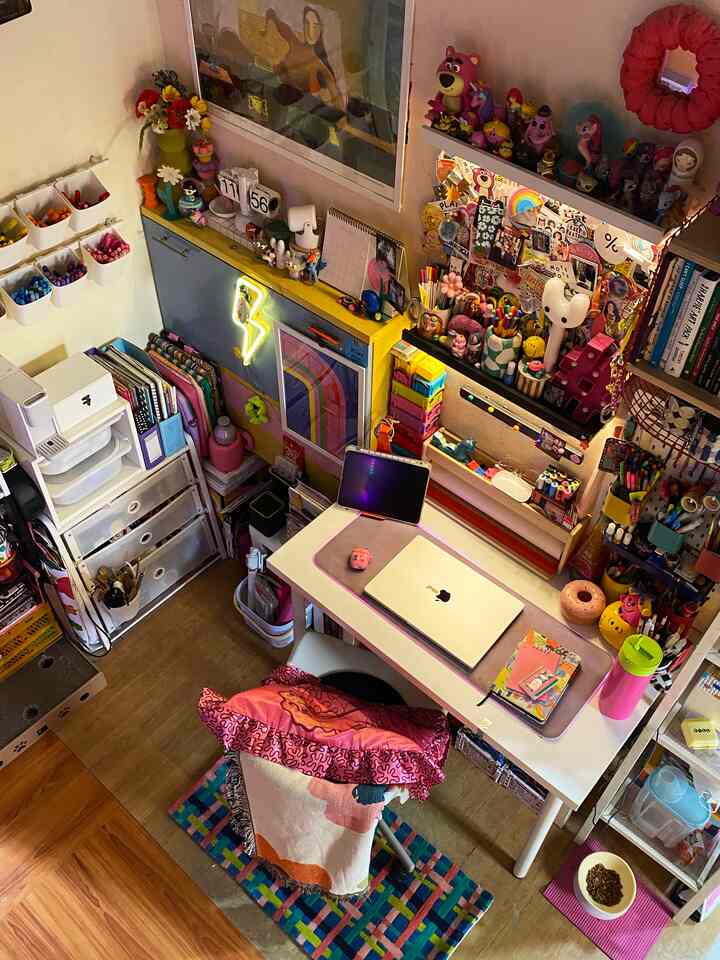 My kind of home office✨, temanya lebih ke arah beautiful mess ya, kenapa?? karena aku lebih suka nyimoen banyak printilan kecil-kecil dengan warna warni biar tidak terlihat sepi dan polos. Karena, kalo aku tipenya ga suka liat spot kosong atau sepi gitu, mungkin sebagian orang liatnya lebih kearah “to much” tapi beda sama aku dan ini semua barang-barangnya kepake dan penting buat aku 💖 

#homeoffice #colorfull #beautifulmess #bedroom 