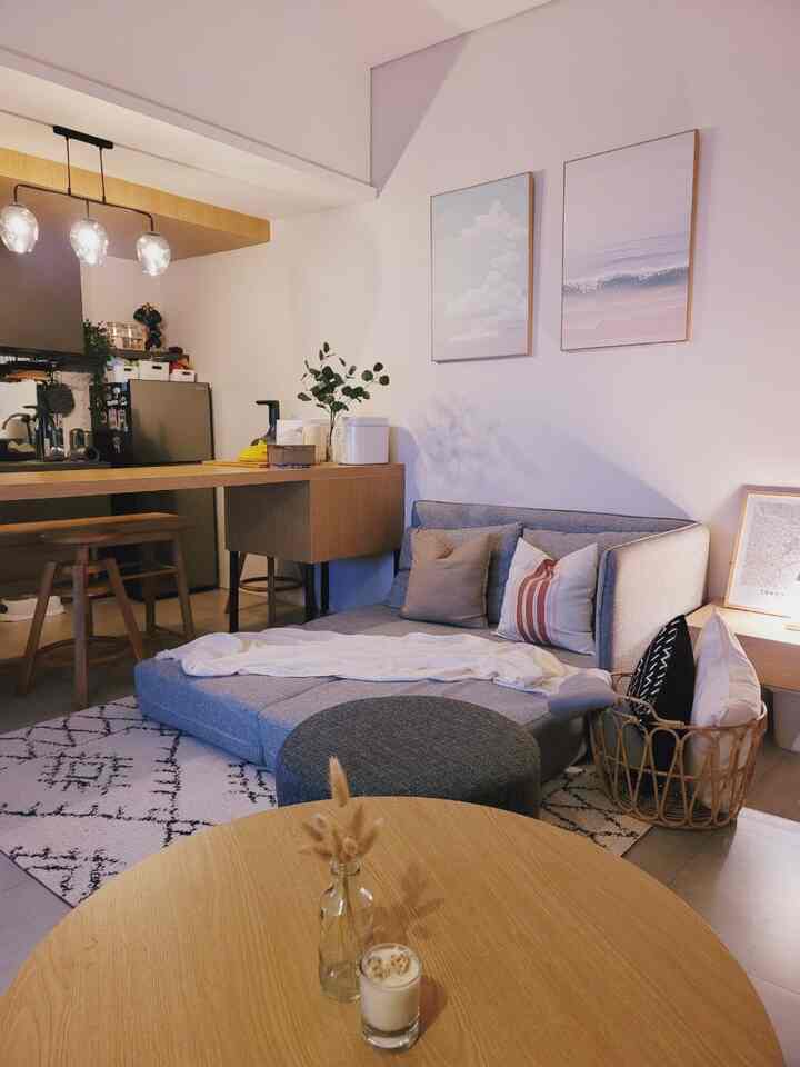 Living room night vibe~ 

Tiap malam sebelum tidur biasanya kami menyempatkan waktu untuk santai sejenak, menonton film favorite kami. Sofa kami rubah menjadi mode lesehan agar dapat berleha-leha dengan nyaman. 

#livingroom #japandi #nightvibe #inspirasidekor #as3