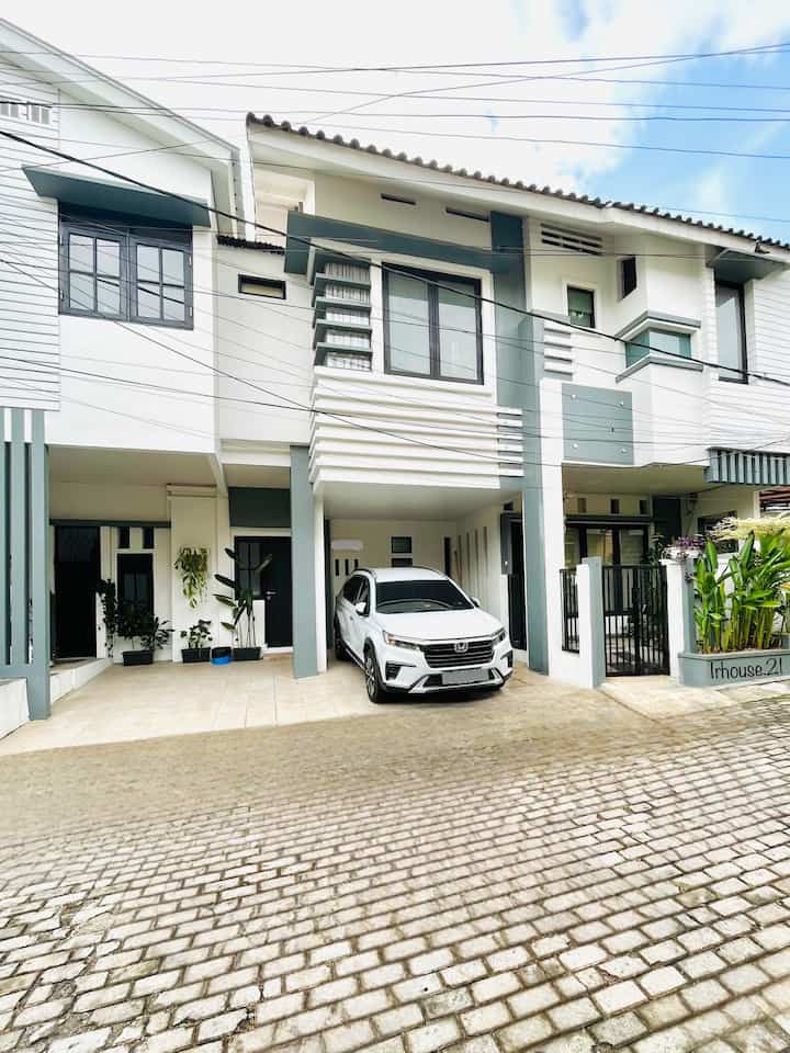 ✨Fasad Rumah✨

Ngambil foto fasad ini agak susah, mau ambil foto harus ikut ke halaman tetangga dulu 😅Area carport tidak kami pagar supaya lebih leluasa keluar masuk mobil dan muat untuk 2 mobil 1 motor. Fasadnya ini lebih ke tema scandinavian dengan perpaduan warna netral putih, hitam, abu. Banyak yang mengira ini 2 rumah yg berbeda karena sebagian ada yg dipagar dan ada yg tidak. Material yang digunakan untuk fasad diantaranya lantai granit untuk carport, kayu untuk jendela dan cat eksterior berwarna netral.
Pastikan tema rumah yang kamu suka sebelum membeli, maupun membangun rumah.

#DesignFasad
#IdeFasad
#InspirasiFasad
#scandinavian
#depok
#inspirasirumahtingkat