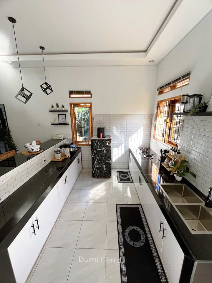 Dapur open space yang ada jendela d atas kompor ini di bangun tanpa bantuan arsitek dan kami terinspirasi dari Instagram. Kami memilih adanya jendela agar cahaya masuk k dapur maksimal dan hemat listrik tentunya. Kami juga mengaplikasikan monochrome d dapur ini karna suka dengan perpaduan hitam dan putih yang simple tapi tetap terlihat elegan. 

Sengaja d buat open space menyatu dengan ruangan lain tanpa ada skat khusus tapi d buatkan meja bar agar skat ini bisa berfungsi sebagai meja makan. Dengan tips seperti ini kami jadi bisa lebih hemat ruangan makan den hemat membeli meja makan khusus. 

#bumigerrd #rumahtanpaarsitek #selfrenovation #DIY #minimalist #bangunrumah #bangundapur #dapurmodern #dapurminimalis #bandung