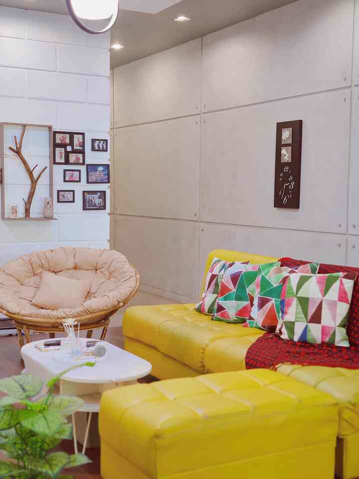 " Living Room " Area yang penuh warna warni dirumahku , karena selain sebagai ruang tamu juga menjadi area " Me Time ", baca novel  favorite sambil ngemil 🤭
.
.
#ruangtamu #livingroom #ruang #minimalis #midmoderncentury