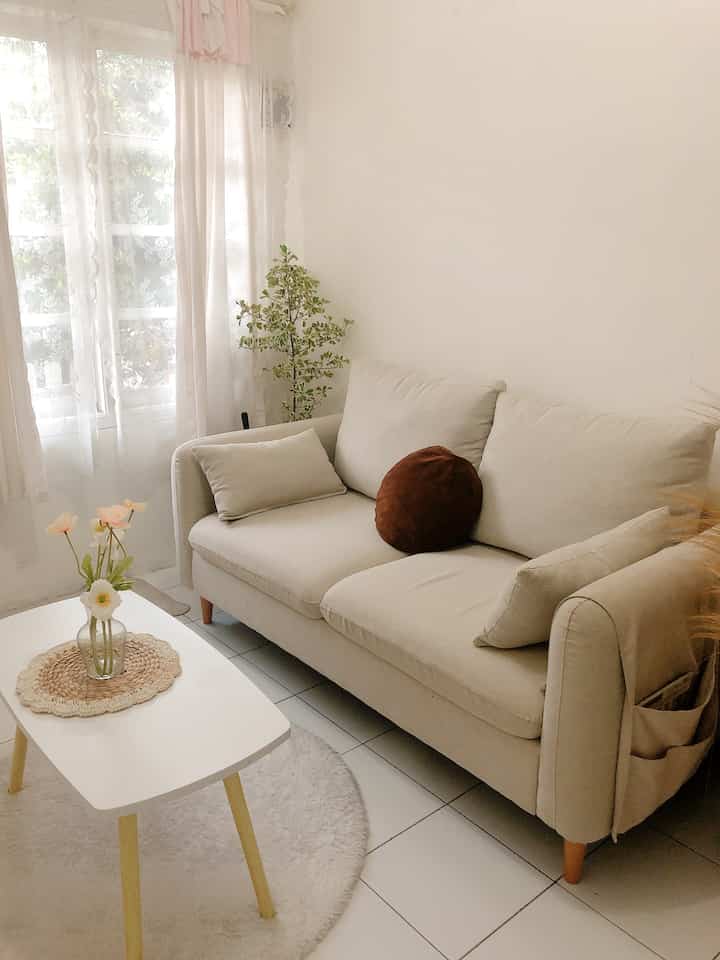 Salah satu perabot atau furniture custom dirumah kami adalah sofa ini dengan ukuran 150x80cm…
Kenapa custom? Karena space dirumah kecil tidak banyak ruang jadi kami harus memutuskan custom sesuai ukuran space dirumah kami dan juga dengan custom kami bisa memilih model sesuai dengan kebutuhan dan keinginan kami..
Kami custom ditoko online yang pasti sudah terpercaya,Dengan memilih bahan kanvas warna vanila lebih terang agar ruangan kecil dirumah ini terlihat lebih luas,estetik dan clean..🍂

#customfurniture #Personalizedfurniture #uniquefurniture