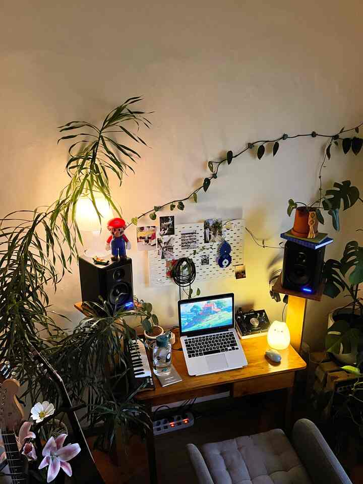 Suasana di malam hari, pada ruangan ini diberi beberapa lampu agar menciptakan suasana yang hangat dan berdimensi.

#philodechamber
#urbanjungle
#livealone
#Bandung
#mezzanine