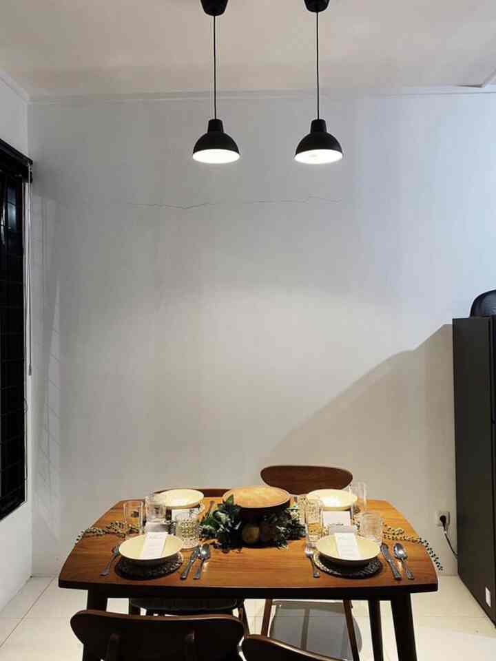 Dining room rumahKanawa kalo lagi ada yang ulang tahun, kali ini birthday dinner paksu bersama ibu dan ayah mertua. 

Kalau hari biasa, dining room ini kosong. Kami penganut gamau naro apa-apa di meja makan kecuali lagi jam makan. Setiap malam pasti kami kosongkan, jadi saat sarapan meja sudah bersih. 

Meja makan yang kami punya disesuaikan dengan area dining room tanpa sekat yang menyatu dengan dapur, juga ruang tamu. Kami custom dinner set ini di woodsluck dengan ukuran meja 120x80x75 dan 4 buah kursi. Dilengkapi dengan 2 buah lampu skurup ikea ukuran 19cm, rasanya sudah cukup membuat dining room ini terasa nyaman.

Untuk dekorasi ini semuanya di tata oleh saya selaku mama mimin rumahKanawa 😄 pakai alat makan dan perintilan yang udah ada aja di rumah. Di tambah cetak sendiri name sign dan menu ala2 buat pelengkap.

#customfurniture  #personalizedfurniture #uniquefurniture #birthdaydecoration #dinningroom #ruangmakan #tablesetting