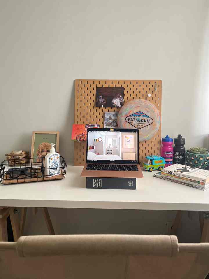 Tempat mencari inspirasi kreatif, dikelilingi pernak pernik yang memicu kegembiraan ✨

#mixedfeelingshome #homeoffice #studyroom #ruangkerja #mejabelajar #tinyhome