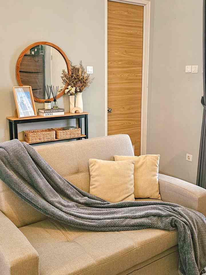 Ini living room kami saat golden hour. Living room adalah salah satu ruangan di rumah dimana kita harusnya mendapatkan kenyamanan yang berkualitas. Untuk yang rumahnya mini, maka ruangan ini berfungsi juga sebagai ruang tamu. Untuk itu sang tamu pun harus bisa merasakan kenyamanan. #livingroom #ruangtamu #ruangkeluarga #mejakonsol 