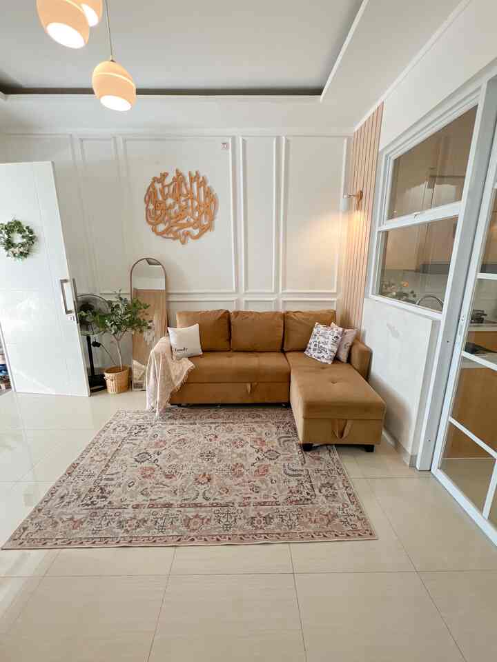 Hallo, selamat datang di ruang tamu sekaligus ruang keluarga di rumah kami...
Ruangan ini tidak terlalu luas, tapi disinilah kami banyak menghabiskan "quality time".

Kami lebih menyukai warna-warna yang natural seperti putih, beige dan coklat dalam mengisi furniture ruangan ini.

Dengan menggunakan furniture yang tidak terlalu banyak dan berkesan "simple", membuat rumah kami mengarah ke japandi minimalist style.

Kami menggunakan lampu putih terang untuk penerangan utama, dan lampu berwarna kuning warm untuk lampu dekorasi.

Dengan demikian, ruangan ini terlihat lebih luas dan "homey".

#japandi #minimalis #homedecorinspo #aesthetichomedecor #inspirasirumahminimalis #dekorasirumahkecil #ruangkeluarga #dekorasiruangkeluarga #livingroom