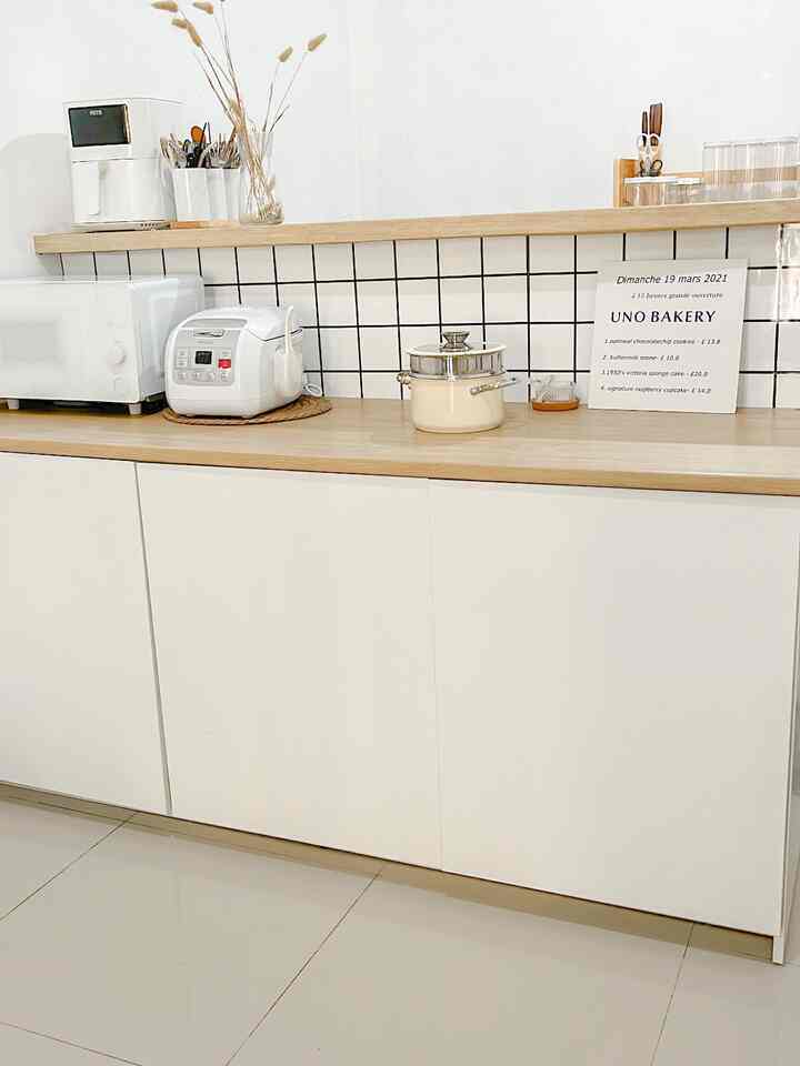 Slide terakhir, before makeover. Hanya aku rubah dindingnya & warna ambalan looknya jadi beda. Padahal cuma stiker 11rban 😍 #dapurknoxhult #dapurkorea