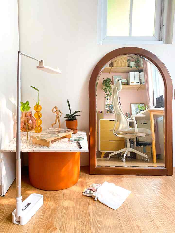 Spot Ngonten yang Fleksibel✨

Selain untuk spot aku menaruh tanaman, area ini terkadang aku jadikan tempat ku ngonten. Sudut ini merupakan tempat paling maksimal terkena cahaya golden hours, sehingga bisa menghasilkan shoot video yang jernih. “Beralaskan” meja dari pot tanaman dan top table terrazzo dari nakasku yg bisa dicopot, aku menciptakan background kontenku tersendiri.

Ketika aku sudah selesai ngonten, top table-nya akan ku taruh kembali pada nakas, dan pot akan ku taruh tanamanku lagi. Jadi bisa menyesuaikan sesuai kebutuhan✨

((Kalo ada yang bingung kenapa ngontennya uang? Ya, aku juga punya akun yang bahas tentang funfact desain uang, hehe🫣))

#ministudio #contentcreator #spotngonten #bekasi #livewithparents #artdecocontemporary #terrazzo