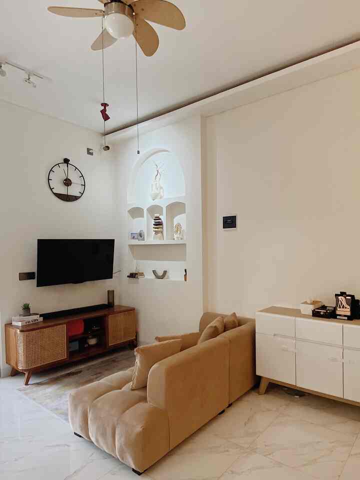 Griya Nagari adalah Rumah dengan konsep Tropical Japandi. Seperti banyak alasan konstruksi Tropical lainnya, kami ingin memaksimalkan pengaturan ruang terbuka, pemanfaatan cahaya, dan alur udara yang optimal. Biar auto adem dan hemat listrik 😃

Untuk style Japandi sendiri, dari awal kami selalu menyukai pilihan bahan-bahan natural dalam colorway pastel yang kalem. Jadi kami berusaha memasukkan unsur kayu, batu alam, rotan, tanah liat dll. Agar terasa seperti menyatu dengan alam, membuat kami merasa lebih 'hidup'. Elegansi kami tampilkan dalam pilihan marble White carrara dan Traventine yang long-lasting.

Konsep Skandinavia yang kami tangkap adalah elemen bentuk yang simpel dan minimalis. Kami ingin saat kembali kerumah, semua penat dan kerumitan luar rumah itu mereda, berubah jadi perasaan hangat, dan kenyamanan yang lega karena kami bisa berkumpul lagi bersama keluarga.

#japandi #tropicaljapandi #minimalist #skandinavian #homedecorinspo #aesthetichomedecor