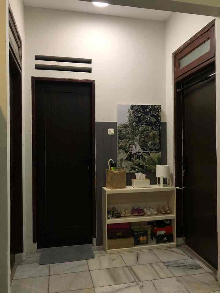 Sisi yang seringkali terabaikan. 
Paling sering berantakan soalnya anak2 udah mulai mau melakukan semuanya sendirii. 
Dan masih menjadi ruangan yang susah sekali tercapture dengan indah, sekarang udah mendingan semenjak aku pasang ceiling lamp yg bisa diatur warnanya. 
Kira-kira tetangga punya ide gaak sisi ini bagusnya diapain yaaa? 

#rumahkecil 
#rumahminimalis
#dekorasirumah
#dekorasiminimalis 
#hallway
#inspirasidekorasi