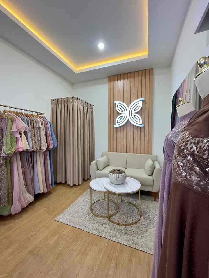 Suasana butik di malam hari. Lampu neon box & led di ceiling menyala. Menambah kesan warm & comfort untuk customer yang datang. 🩶

#butik #minibutik #privatebutik