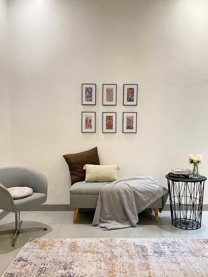 New spot at casa de Kath, untuk mengisi ruang kosong pada ujung ruangan, kami letakan bench yang tidak terlalu besar dan pajangan dinding sehingga lebih estetik😍#minimalist #ruangbaca #depok #casadekath #rumahmodern 