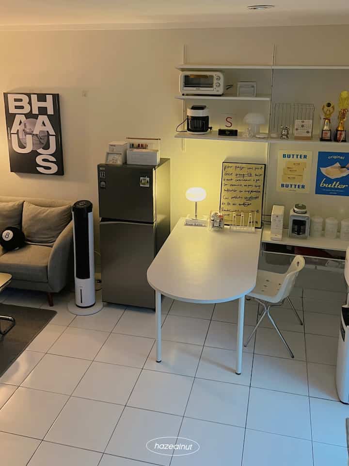 meja makan ini hasil custom furniture dengan pengrajin kayu lokal. Nyari-nyari meja makan yang simple dan cocok digabungkan dengan rak dinding, akhirnya aku memutuskan untuk custom bentuk setengah lingkaran memanjang. bentuknya unik, tidak pasaran, dan sesuai sama ukuran ruangan yang tidak terlalu luas ✨


 #customfurniture  #DIYFurniture  #personalizedfurniture #uniquefurniture #mejamakan #meja #dapur #mejacustom #hazealnut #aestheticroom #ruangmakan