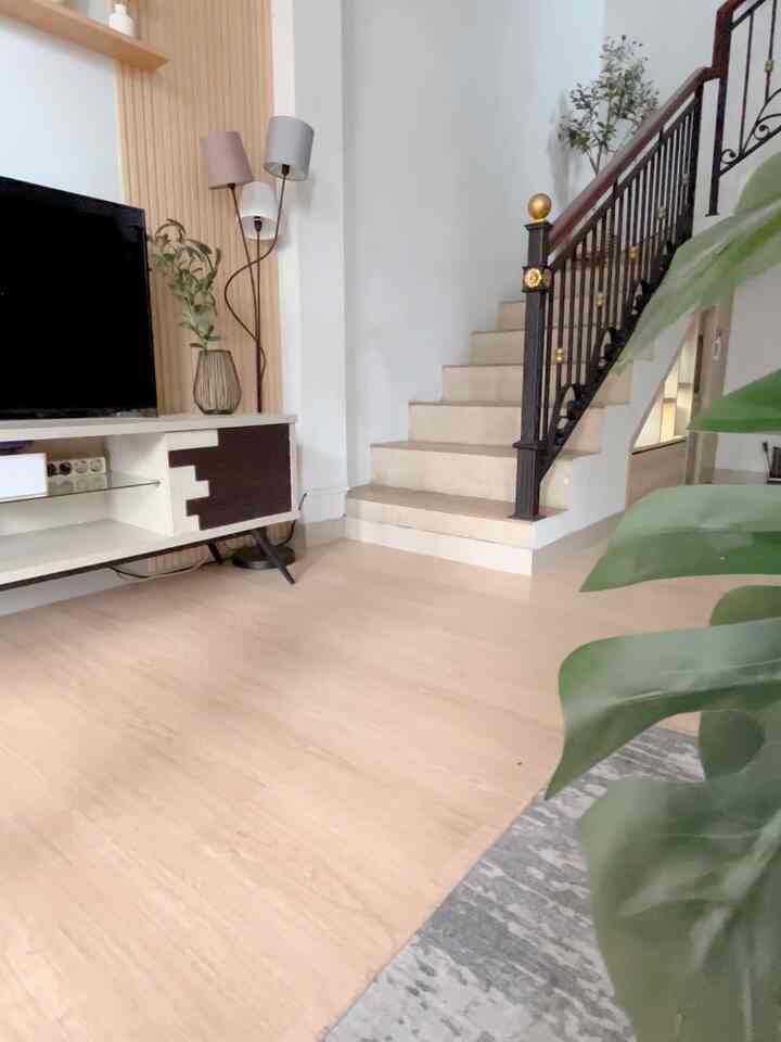 Bagian dirumah.shacca yg menurutku terlihat estetik adalah ruang tamu yg merangkap sebagai ruang keluarga ✨

Di ruangan ini kami sekeluarga paling sering berkumpul, dari sekedar bersantai sambil menonton tv, bermain bersama anak anak, makan bersama dan lain lain

Penggunaan wood panel dan vinyl dengan tema japandi membuat rumah kami lebih terlihat hangat , sehingga ruangan ini adalah ruangan terfavorit keluarga kami 🤎

#aestheticroom
#aesthetichomedecor
#homestyling
#inspirasiruangtamu
#inspirasiruangkeluarga
#designruangtamu